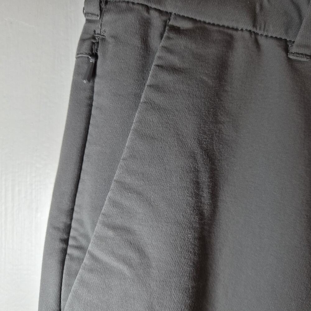 Izod Grey Chinos Mens 34x32 Flat Front Stretch Wrinkle Free - Picture 3 of 8